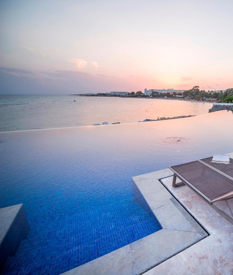 Готель La Badira - Adult Only Хаммамет Екстер'єр фото Infinity pool at the beach